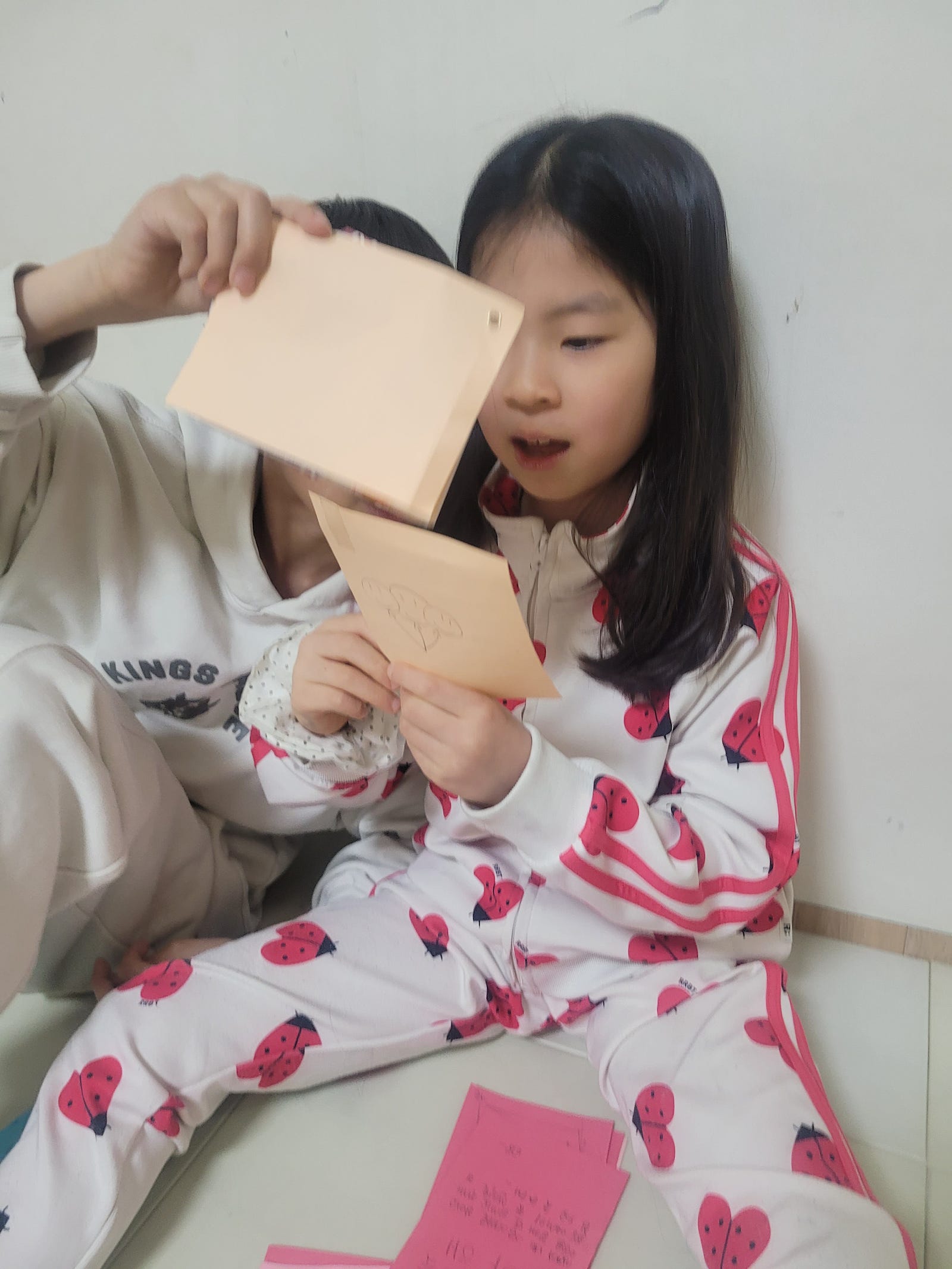 생일날 서진이 편지를 읽어요